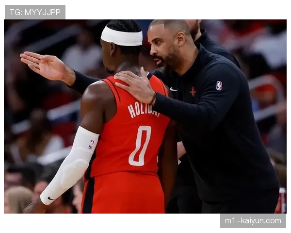 火箭奥科吉防守尖兵作用，针对对手后场双枪布置